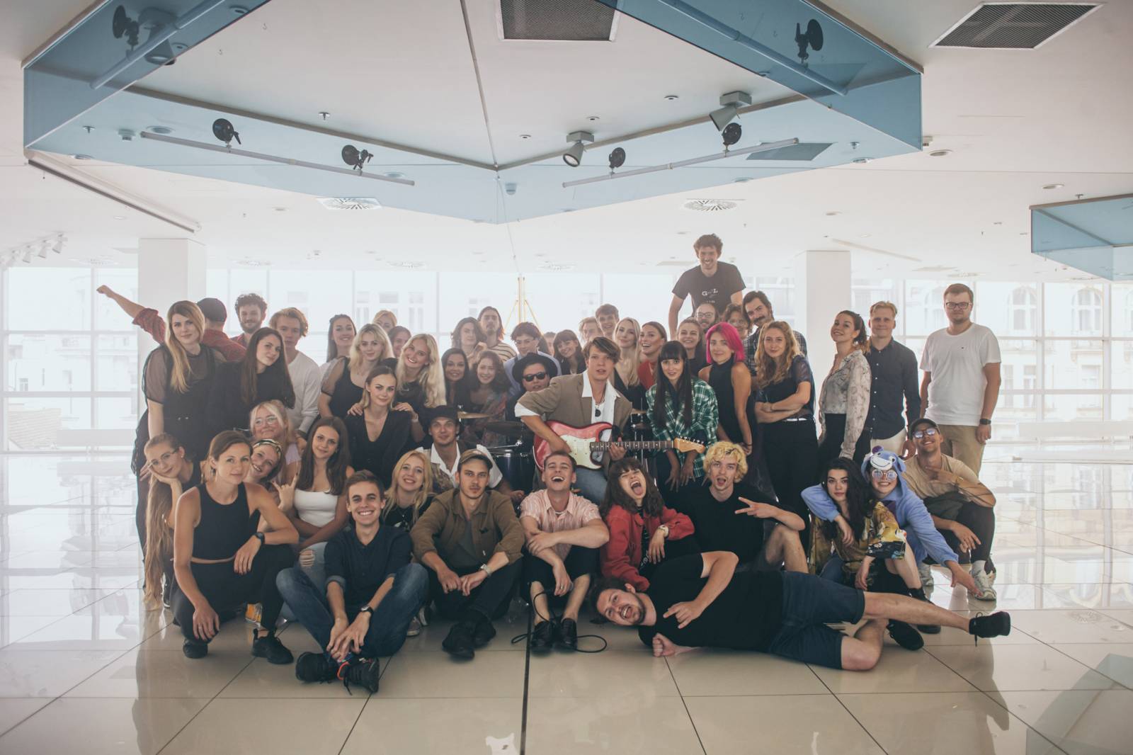 TOP 6 videoklipů týdne: Coldplay s BTS bojují za hudbu, Adele zpívá o rozchodu a Pilot o přijetí sebe sama