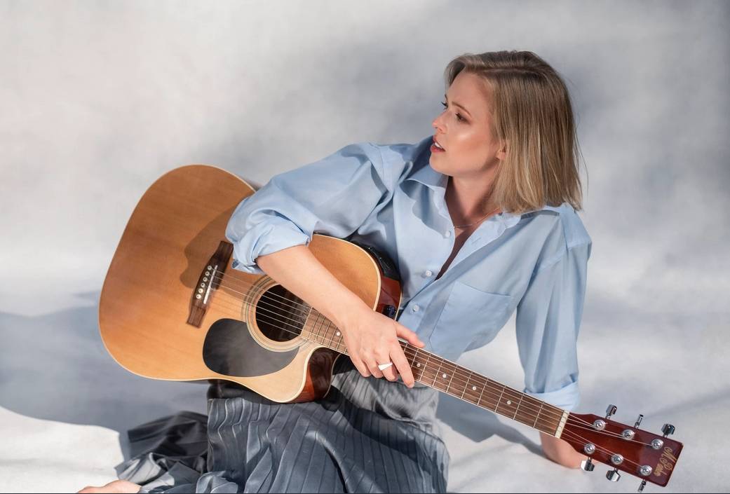 TOP 7 videoklipů týdne: Sebastien jdou s bičem proti lásce, Andie J poukazuje na rovnoprávnost žen a Andrea Šulcová hledá odpovědi