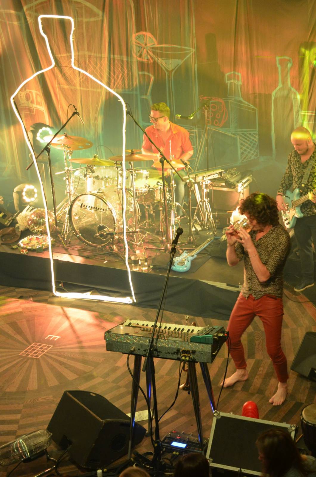 LIVE: Mig 21 roznesli pražskou Lucernu na kopytech, vzduchem létaly kalhotky