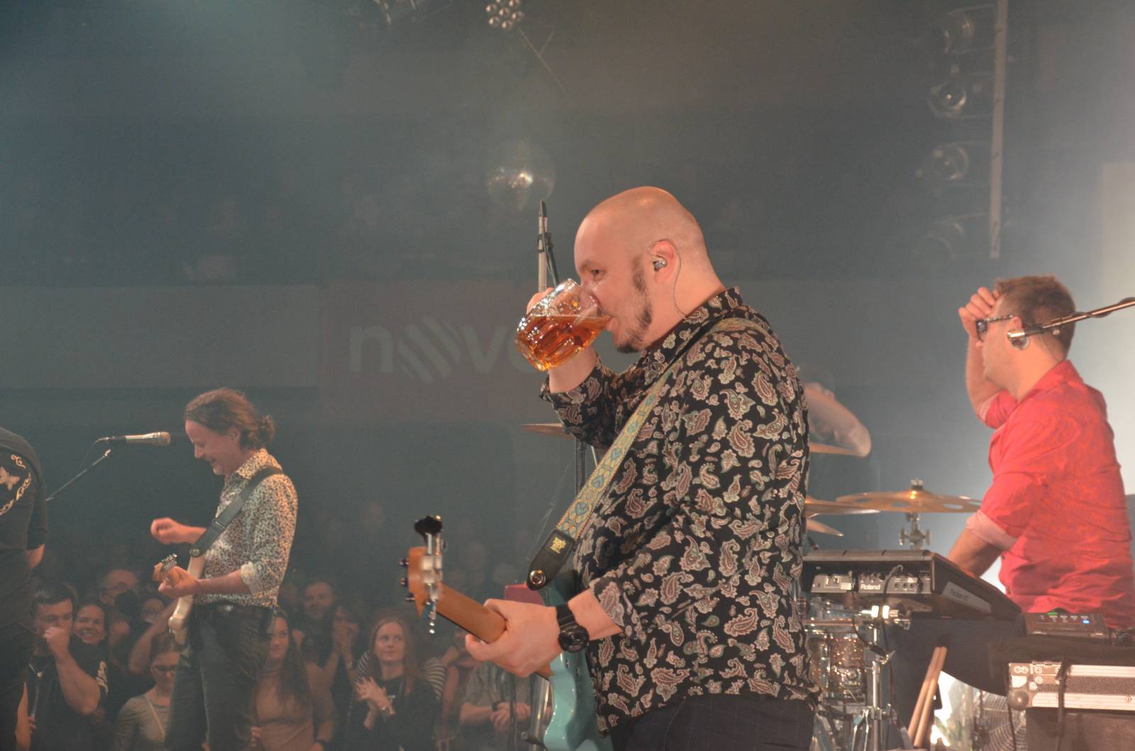 LIVE: Mig 21 roznesli pražskou Lucernu na kopytech, vzduchem létaly kalhotky