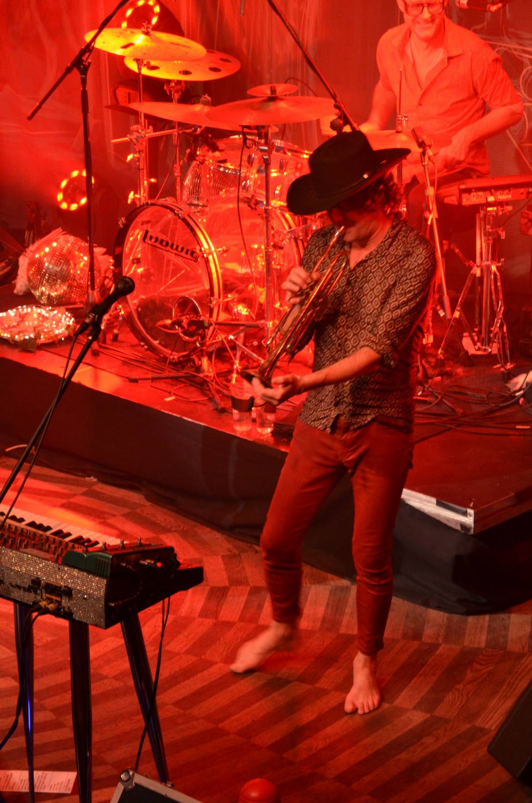 LIVE: Mig 21 roznesli pražskou Lucernu na kopytech, vzduchem létaly kalhotky