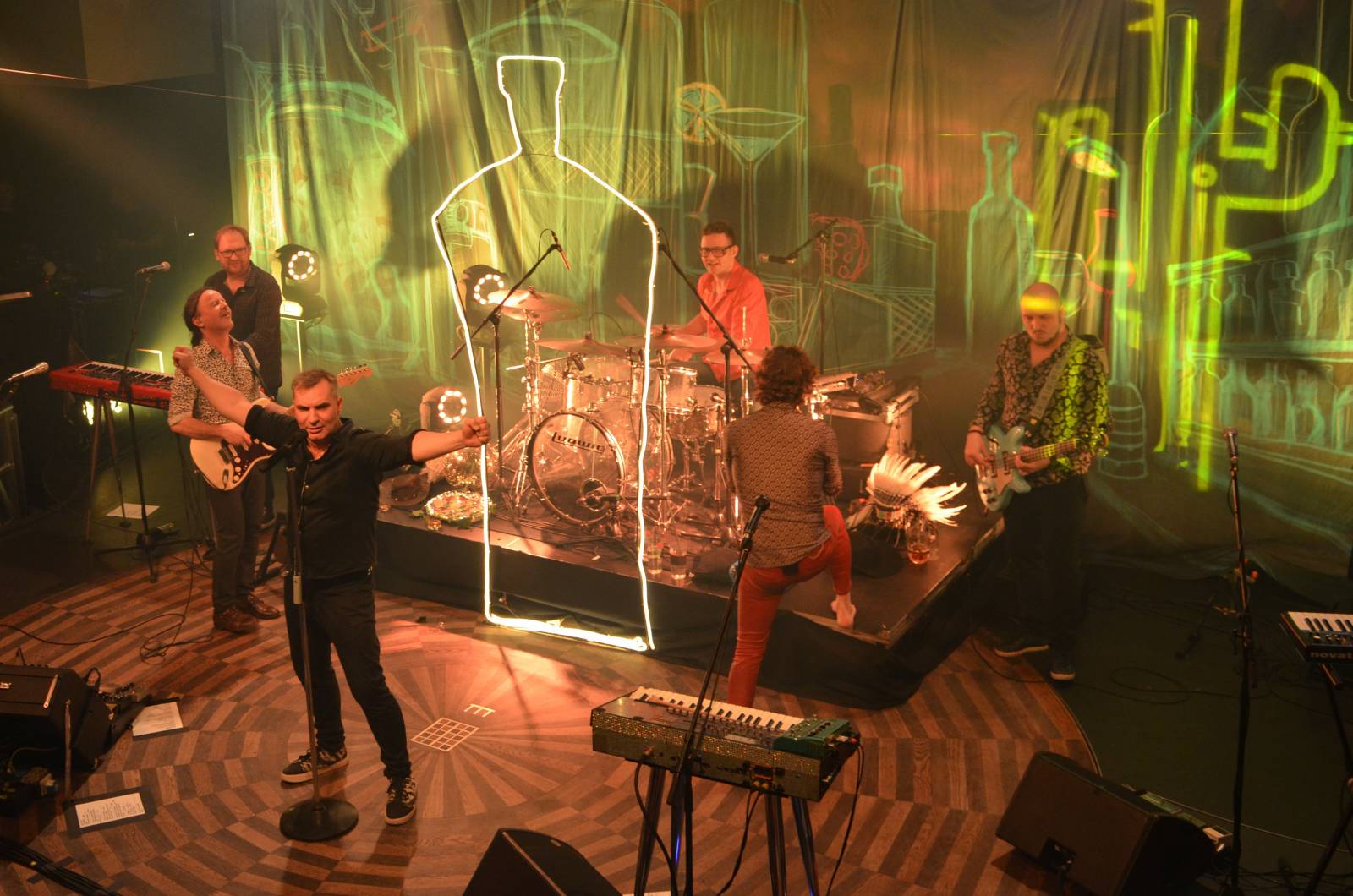 LIVE: Mig 21 roznesli pražskou Lucernu na kopytech, vzduchem létaly kalhotky