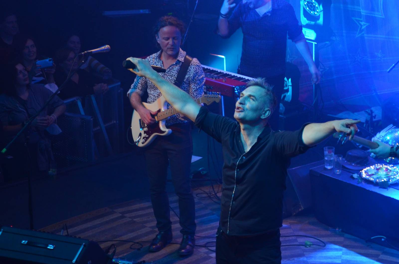 LIVE: Mig 21 roznesli pražskou Lucernu na kopytech, vzduchem létaly kalhotky