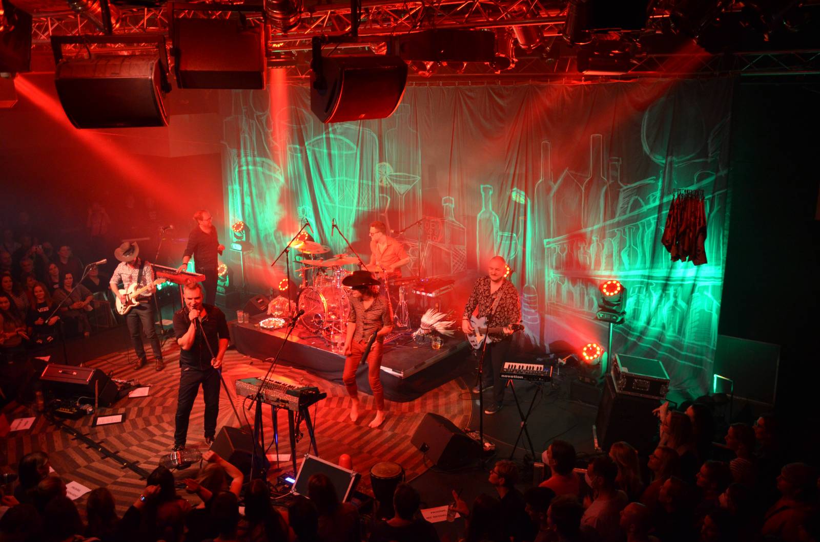 LIVE: Mig 21 roznesli pražskou Lucernu na kopytech, vzduchem létaly kalhotky