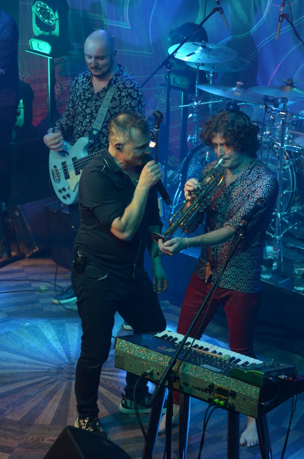 LIVE: Mig 21 roznesli pražskou Lucernu na kopytech, vzduchem létaly kalhotky