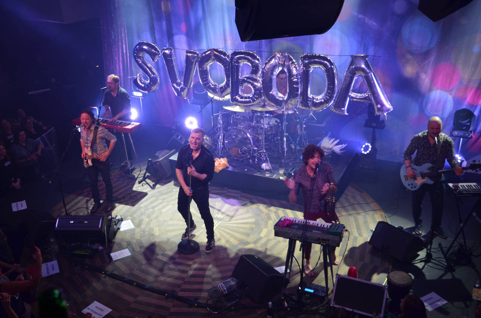 LIVE: Mig 21 roznesli pražskou Lucernu na kopytech, vzduchem létaly kalhotky