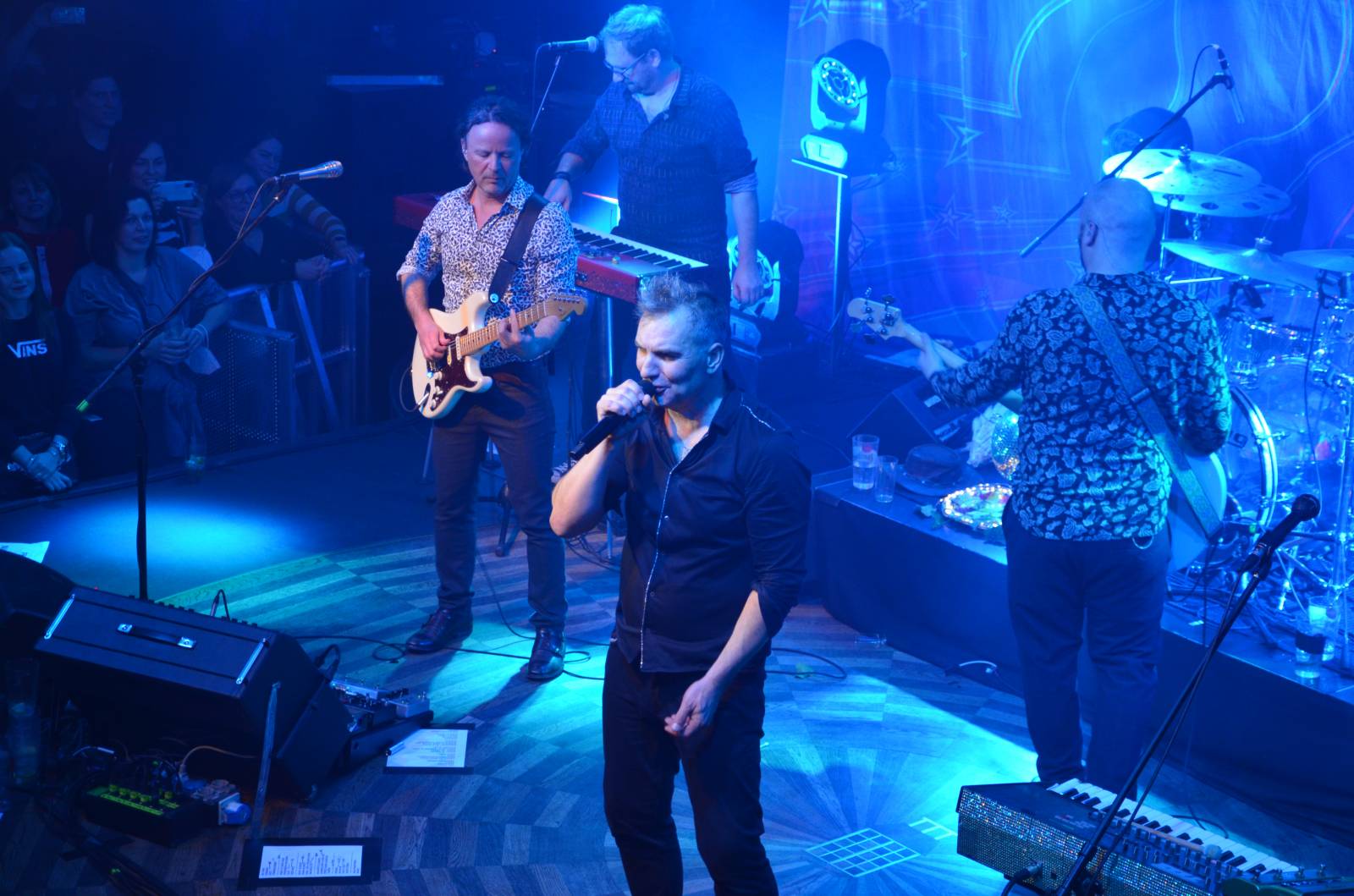 LIVE: Mig 21 roznesli pražskou Lucernu na kopytech, vzduchem létaly kalhotky