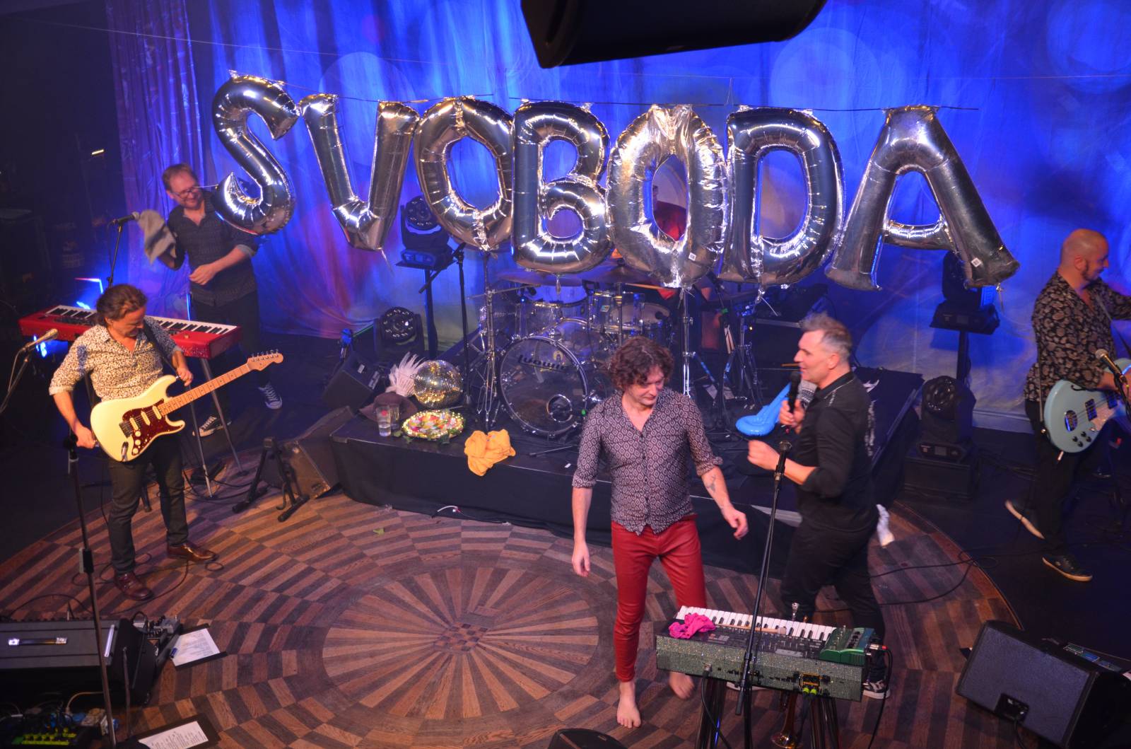 LIVE: Mig 21 roznesli pražskou Lucernu na kopytech, vzduchem létaly kalhotky