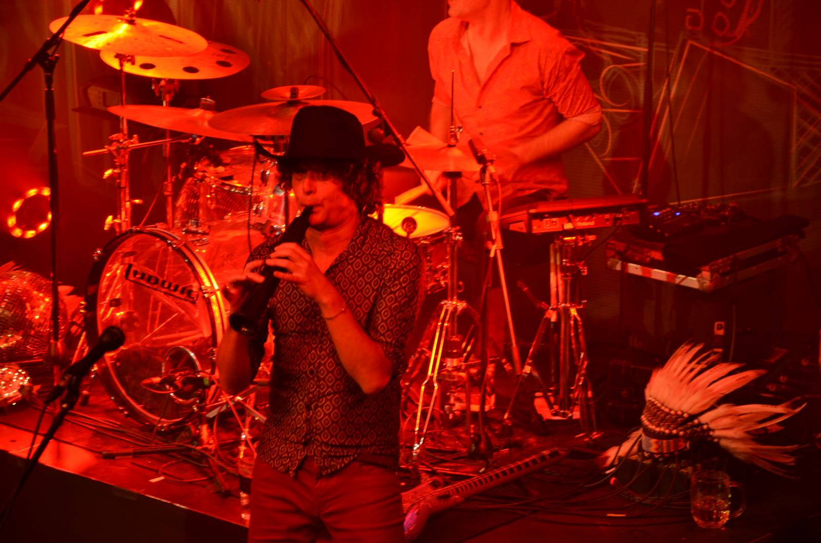 LIVE: Mig 21 roznesli pražskou Lucernu na kopytech, vzduchem létaly kalhotky