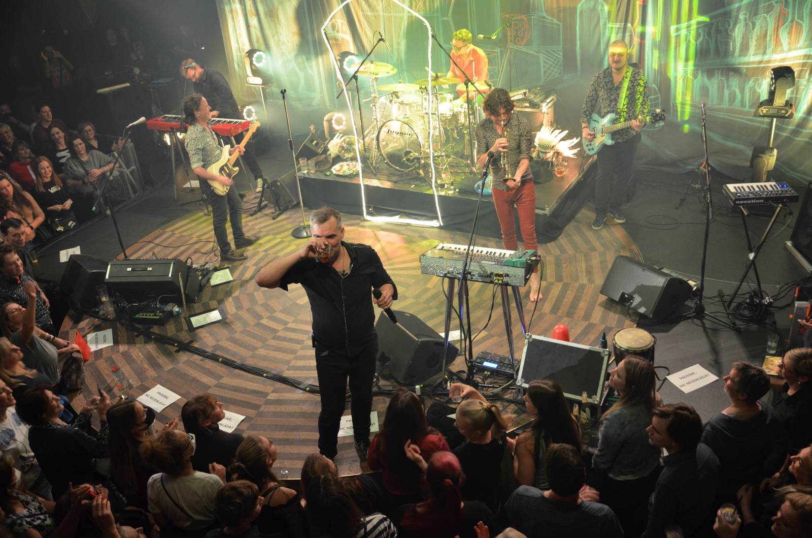 LIVE: Mig 21 roznesli pražskou Lucernu na kopytech, vzduchem létaly kalhotky