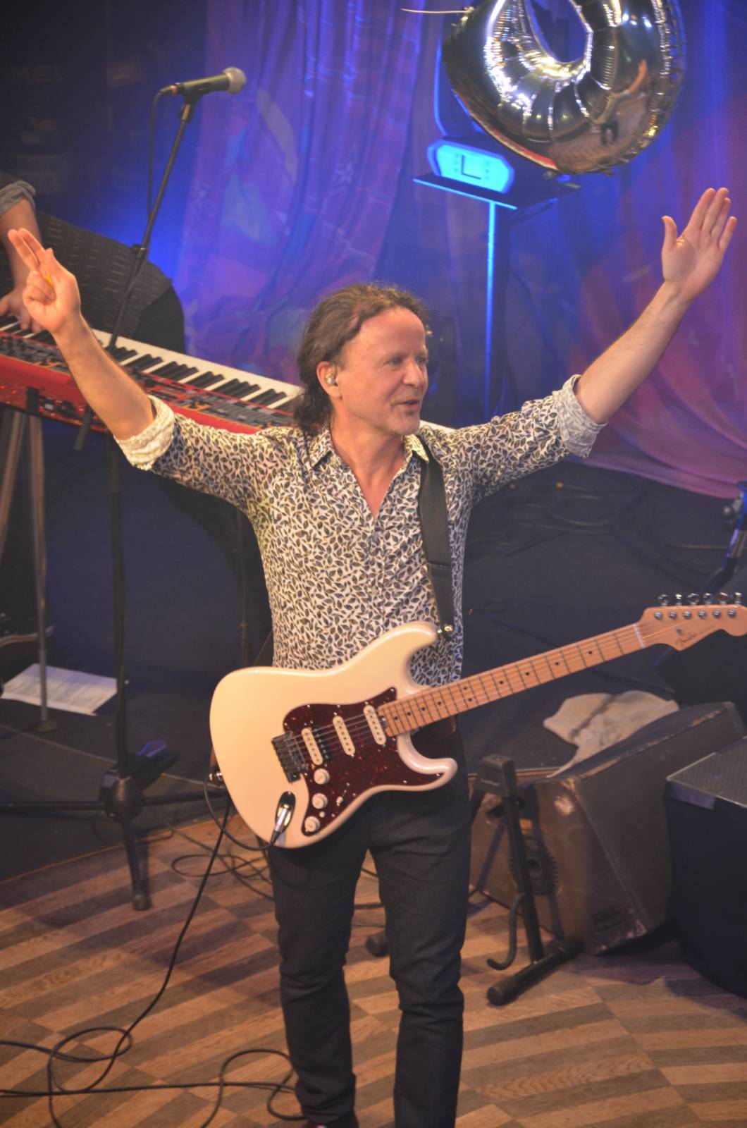 LIVE: Mig 21 roznesli pražskou Lucernu na kopytech, vzduchem létaly kalhotky