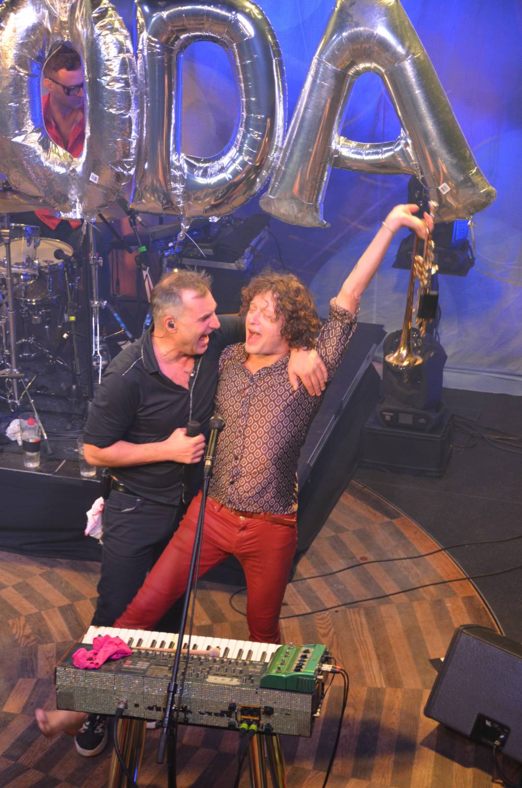 LIVE: Mig 21 roznesli pražskou Lucernu na kopytech, vzduchem létaly kalhotky