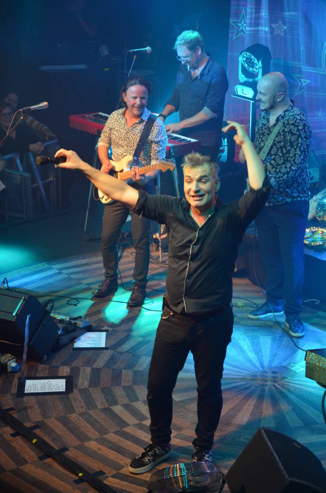 LIVE: Mig 21 roznesli pražskou Lucernu na kopytech, vzduchem létaly kalhotky