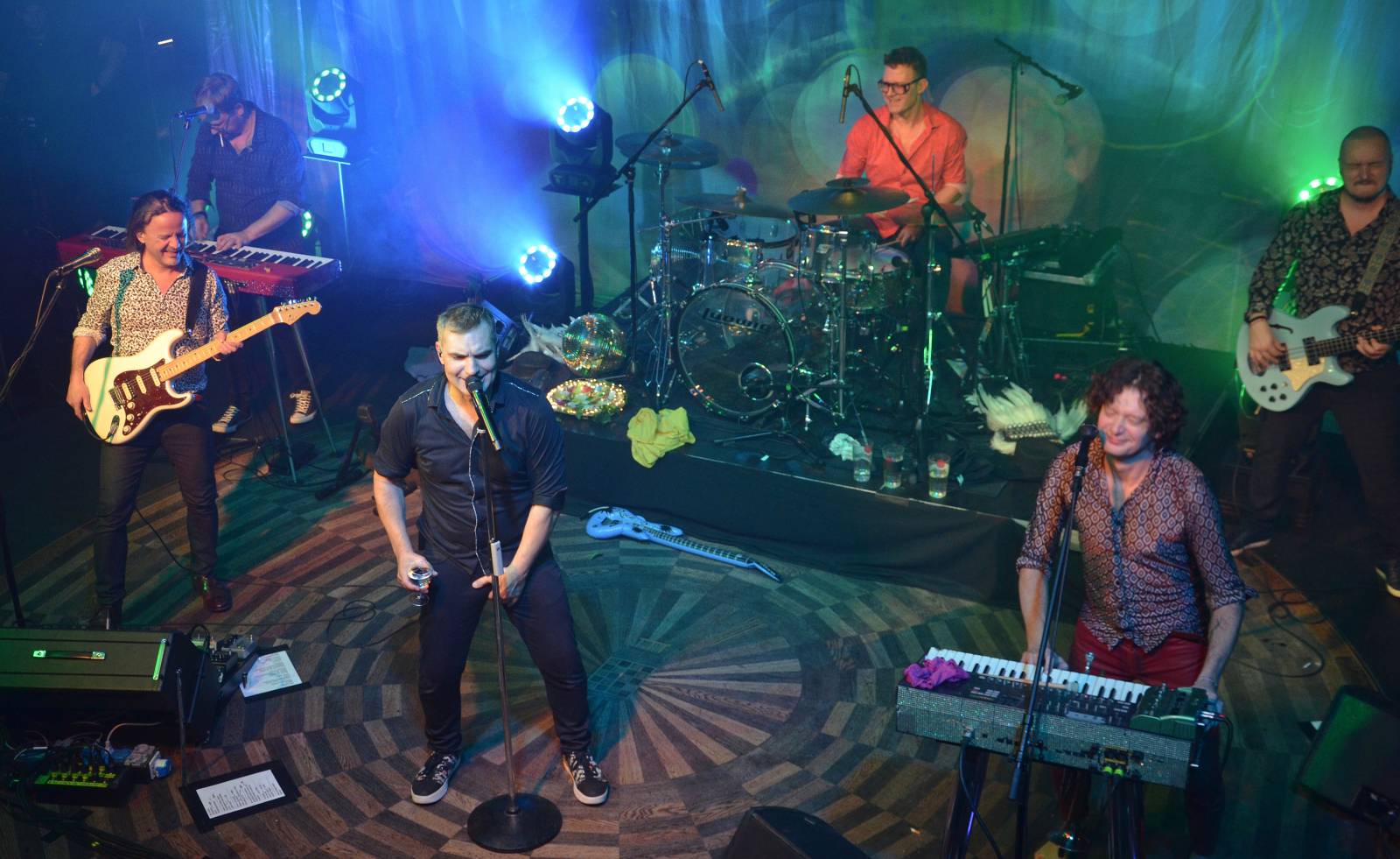 LIVE: Mig 21 roznesli pražskou Lucernu na kopytech, vzduchem létaly kalhotky