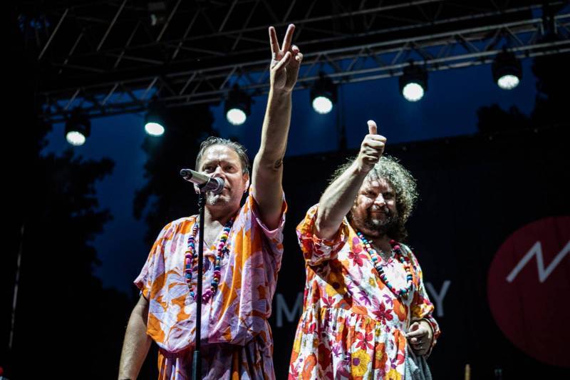 RECENZE: Roman Holý na své první sólovce příjemně překvapuje i jako zpěvák