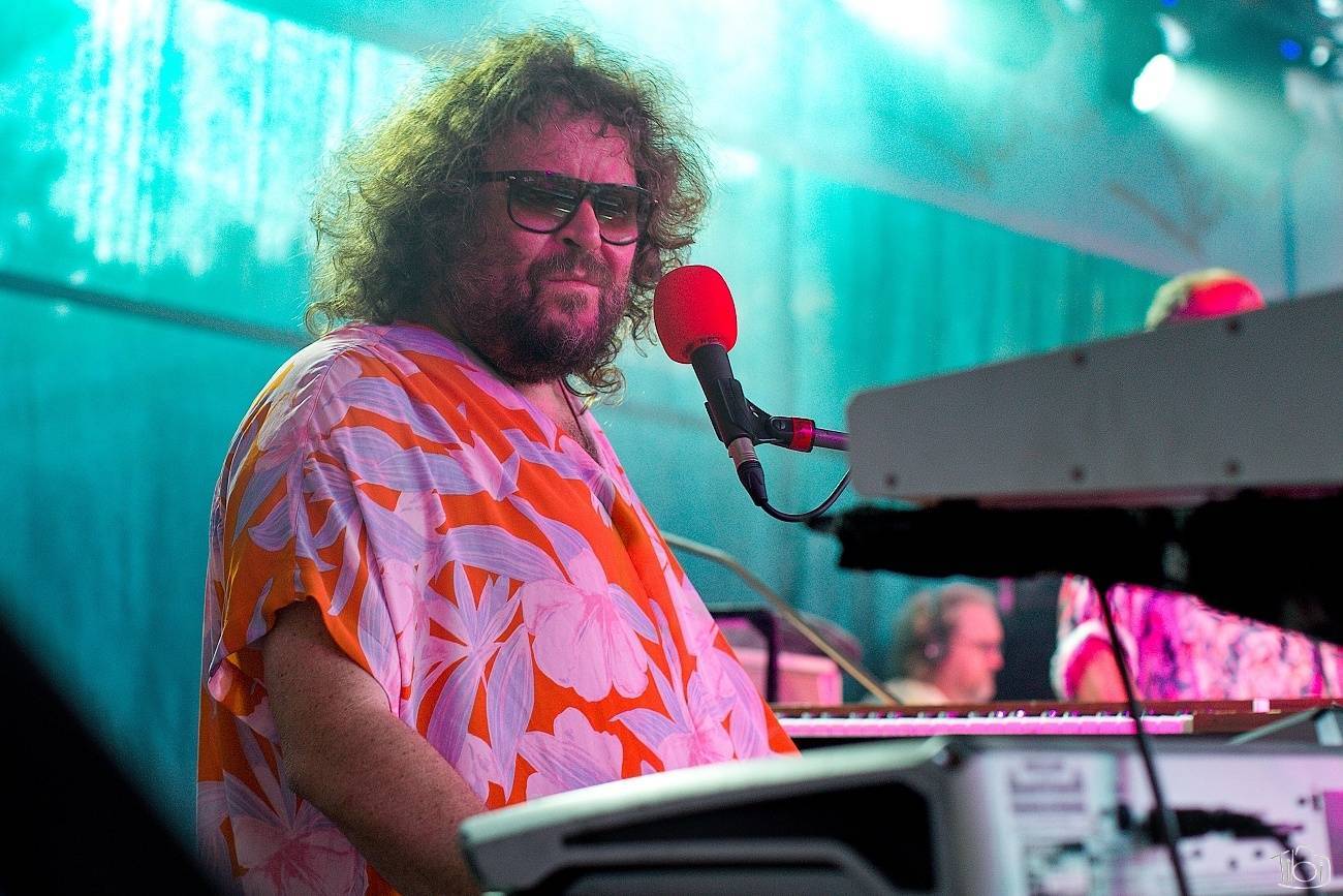 RECENZE: Roman Holý na své první sólovce příjemně překvapuje i jako zpěvák