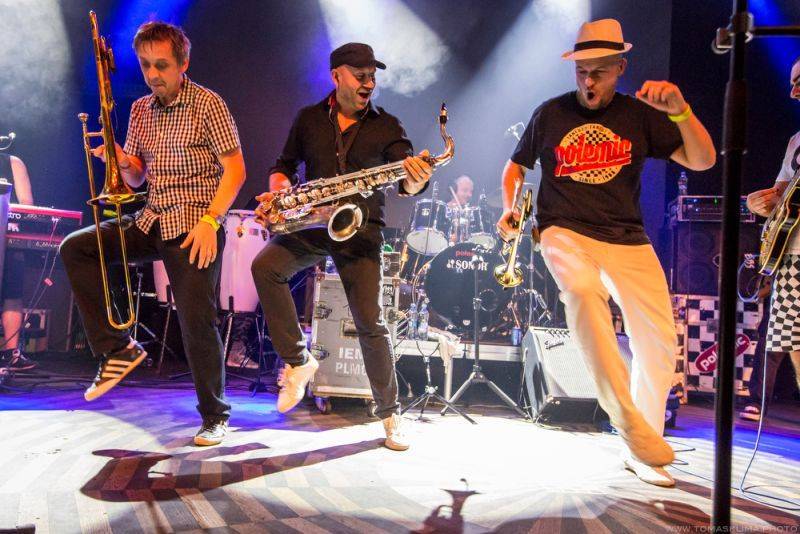 Jak se žije na šňůře | Polemic: Už při nastupování do dodávky vidíme, kdo je v jakém rozpoložení