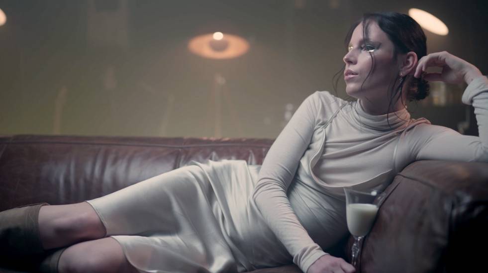 TOP 7 videoklipů týdne: Ewa Farna nechce ztrácet čas, Ben Cristovao posílá lásku a Deaf Heart o zpívají rozchodech