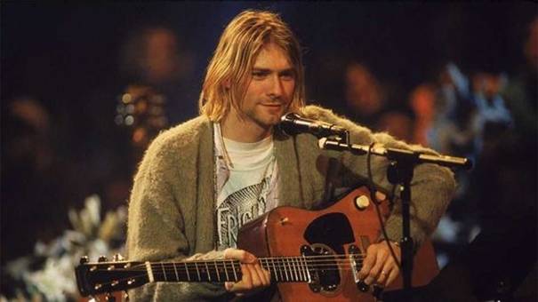 Kurt Cobain jako módní ikona. Mistr vrstvení, který se nebál ani dámských šatů