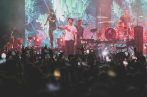 LIVE: Slovenská vlajka na pódiu a Ryan Tedder mezi diváky. OneRepublic Bratislavě zahráli své největší hity