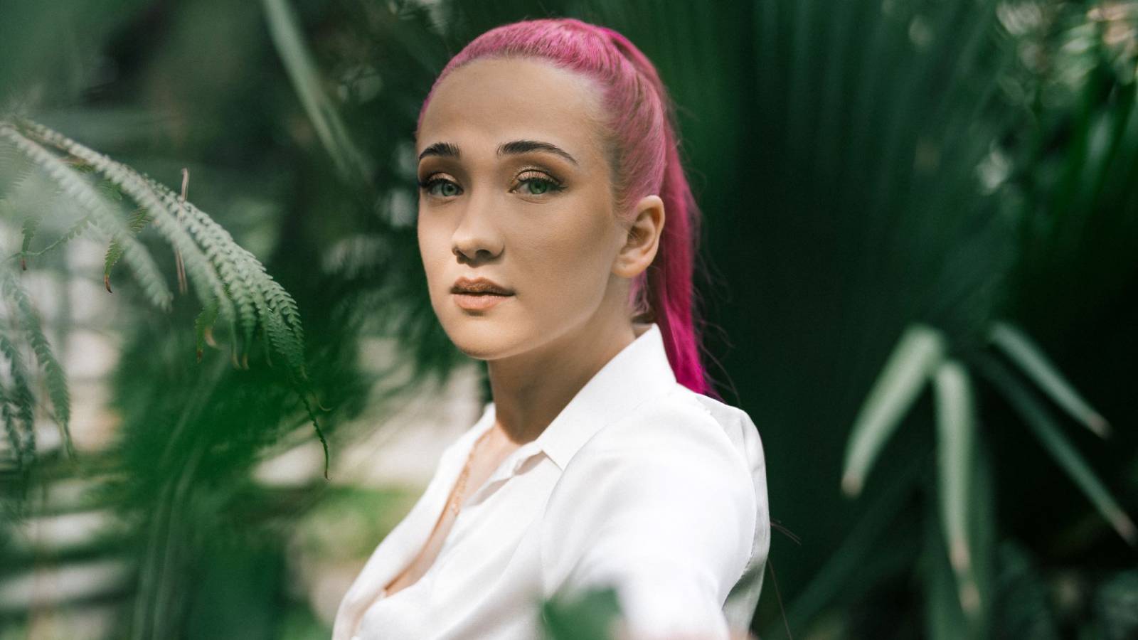 TOP 6 videoklipů týdne: Tomáš Klus si zazpíval s Veronikou Khek Kubařovou, Sebastien se zamýšlí nad sílou rodiny a Elly odkrývá citlivá témata