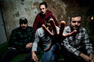 Nahrávali s Pearl Jam, teď míří 1000mods do Prahy. Legendární Řekové zahrají v Rock Café