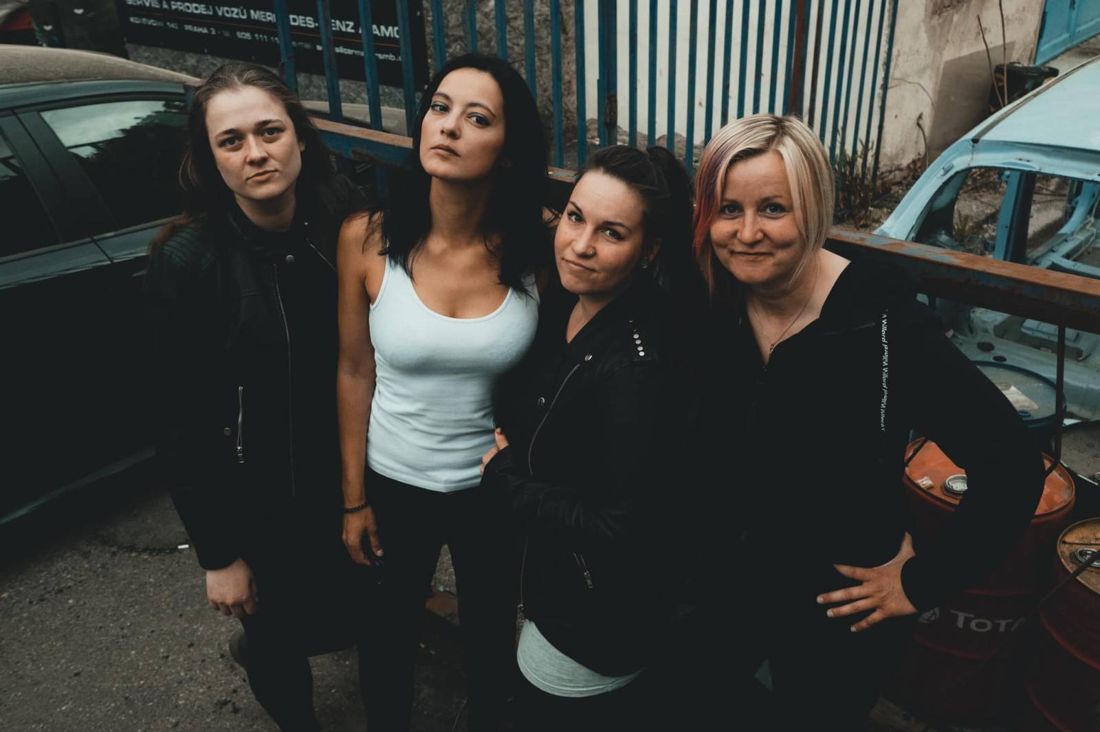 TOP 8 videoklipů týdne: Rybičky 48 si zazpívaly s Vaškem Bláhou, Tomáš Klus přeje všem Štěstí a Kaczi ctí mateřskou lásku