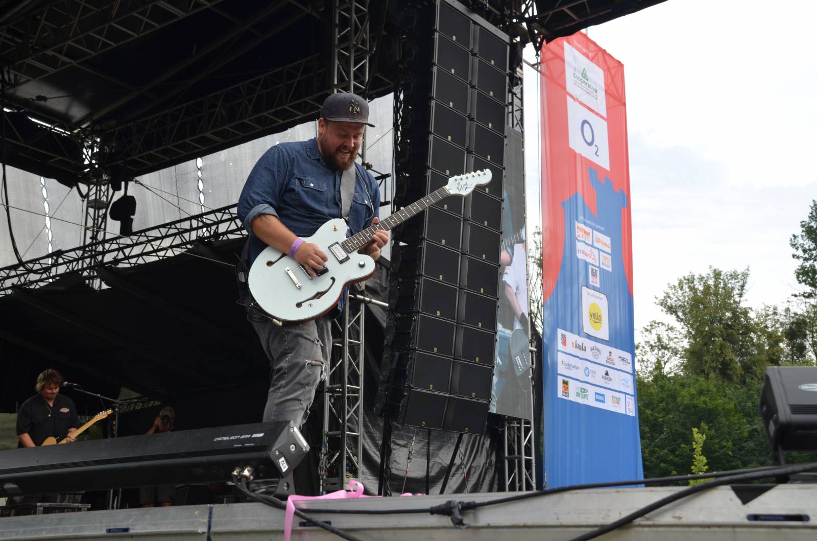 UDG a Vypsaná fiXa vytáhli na Hradech CZ na pódium fanoušky, Visací zámek odjížděl se spodním prádlem