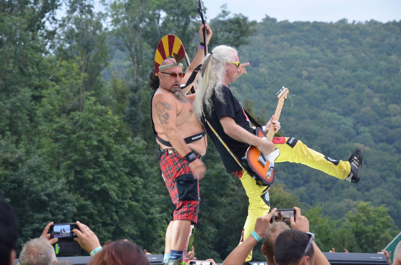 UDG a Vypsaná fiXa vytáhli na Hradech CZ na pódium fanoušky, Visací zámek odjížděl se spodním prádlem