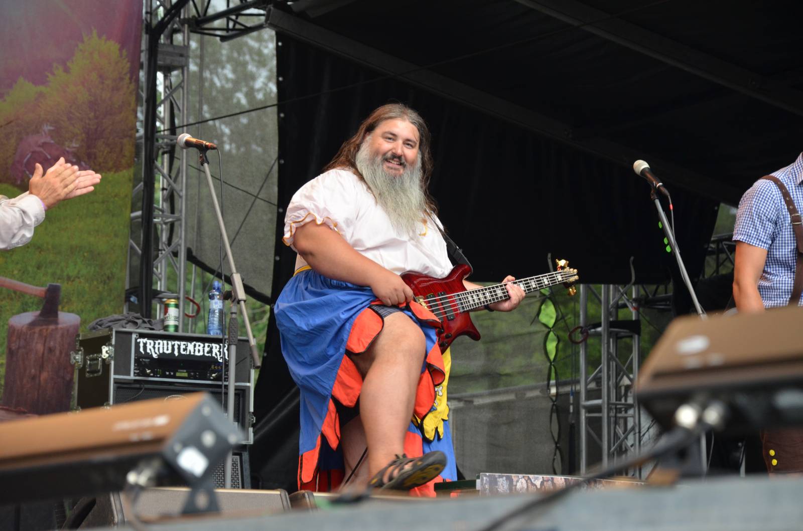 UDG a Vypsaná fiXa vytáhli na Hradech CZ na pódium fanoušky, Visací zámek odjížděl se spodním prádlem