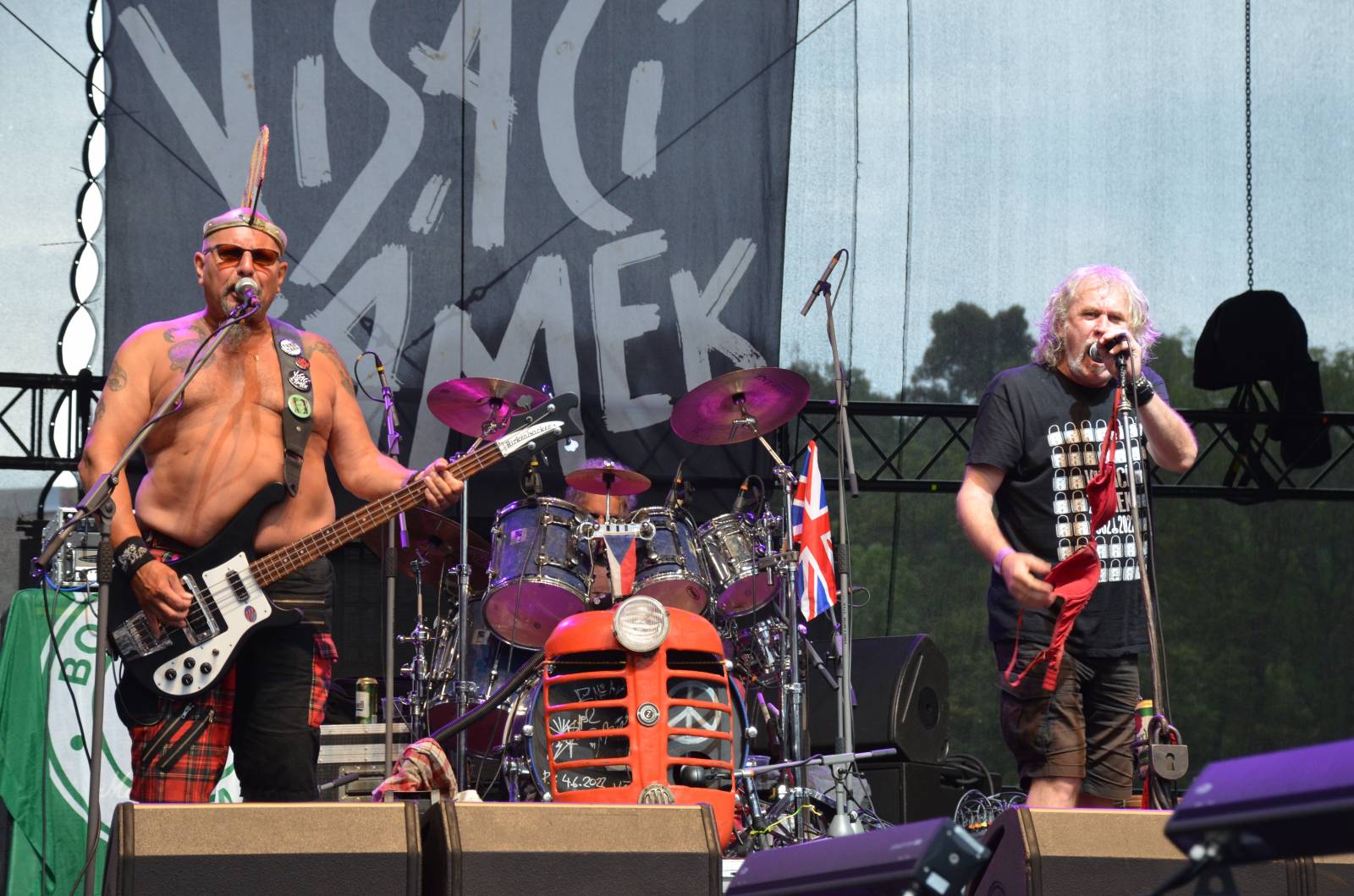 UDG a Vypsaná fiXa vytáhli na Hradech CZ na pódium fanoušky, Visací zámek odjížděl se spodním prádlem