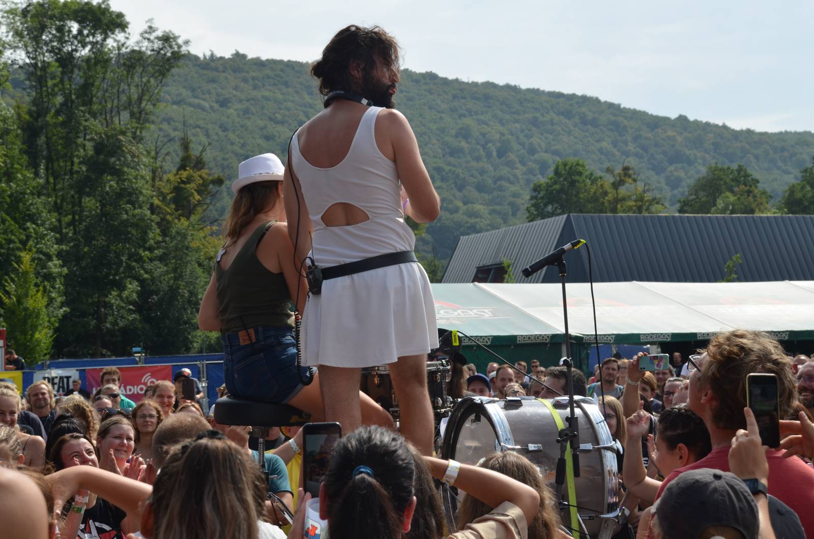 UDG a Vypsaná fiXa vytáhli na Hradech CZ na pódium fanoušky, Visací zámek odjížděl se spodním prádlem