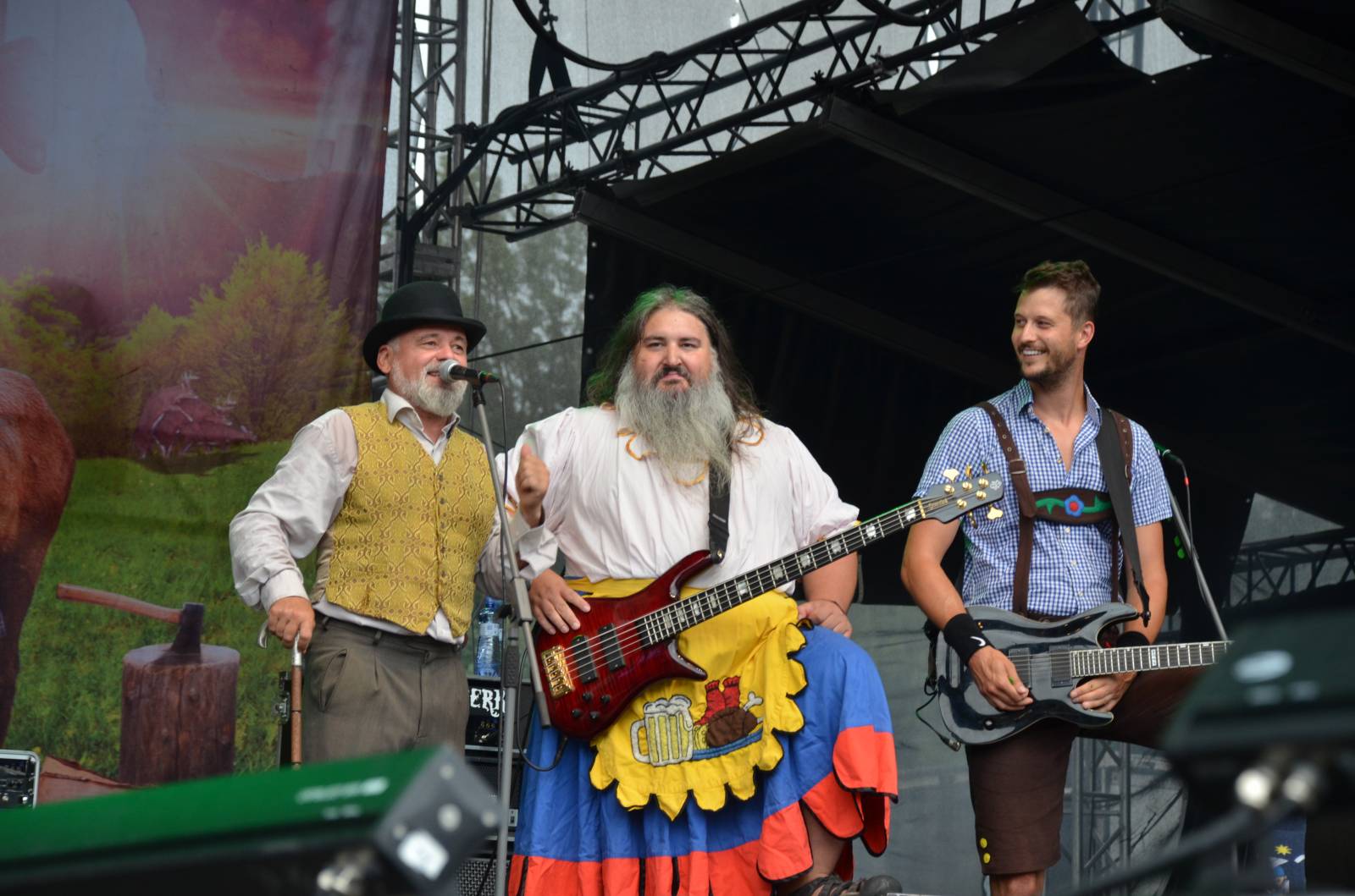 UDG a Vypsaná fiXa vytáhli na Hradech CZ na pódium fanoušky, Visací zámek odjížděl se spodním prádlem