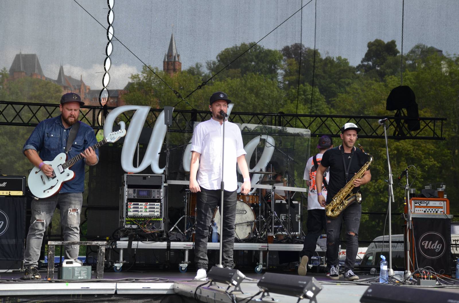 UDG a Vypsaná fiXa vytáhli na Hradech CZ na pódium fanoušky, Visací zámek odjížděl se spodním prádlem