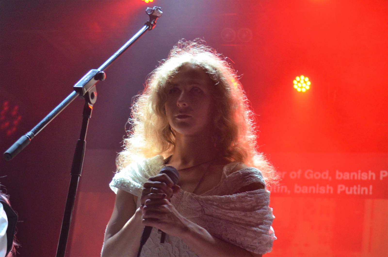 LIVE: Pussy Riot zaplnili MeetFactory, více než o hudbu šlo o politickou performanci