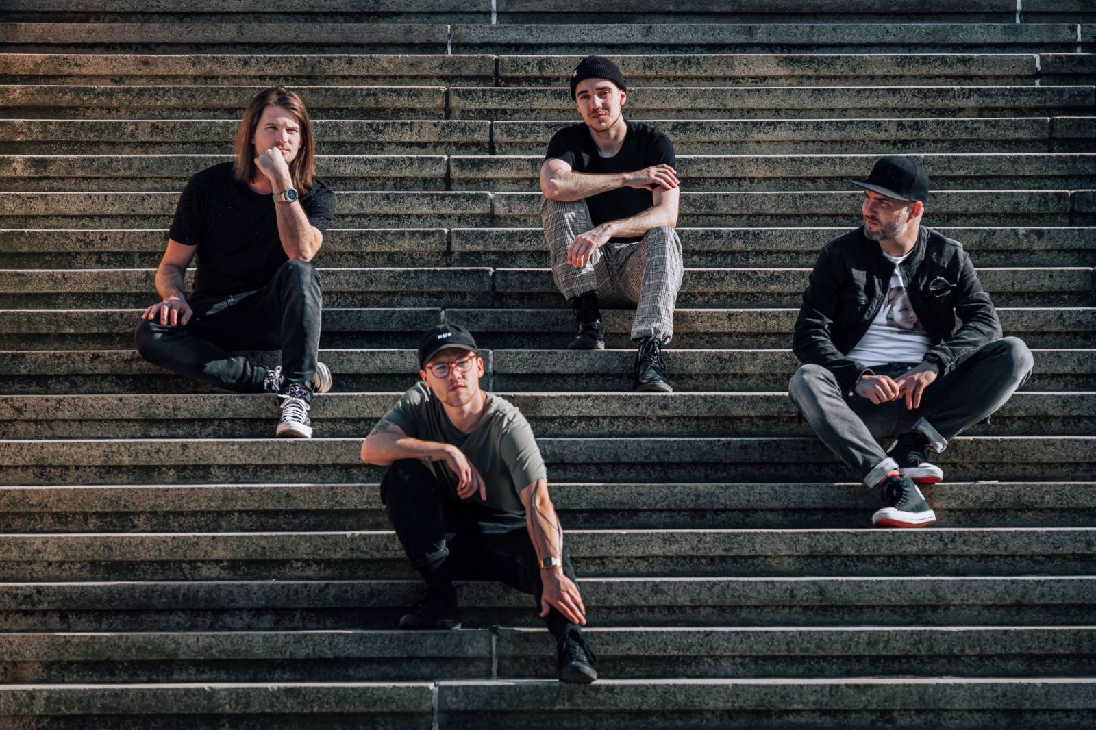 TOP 6 videoklipů týdne: Adam Mišík se bojí, že nebudou znát jeho jméno a Sabrage nahráli píseň pro film Spolu