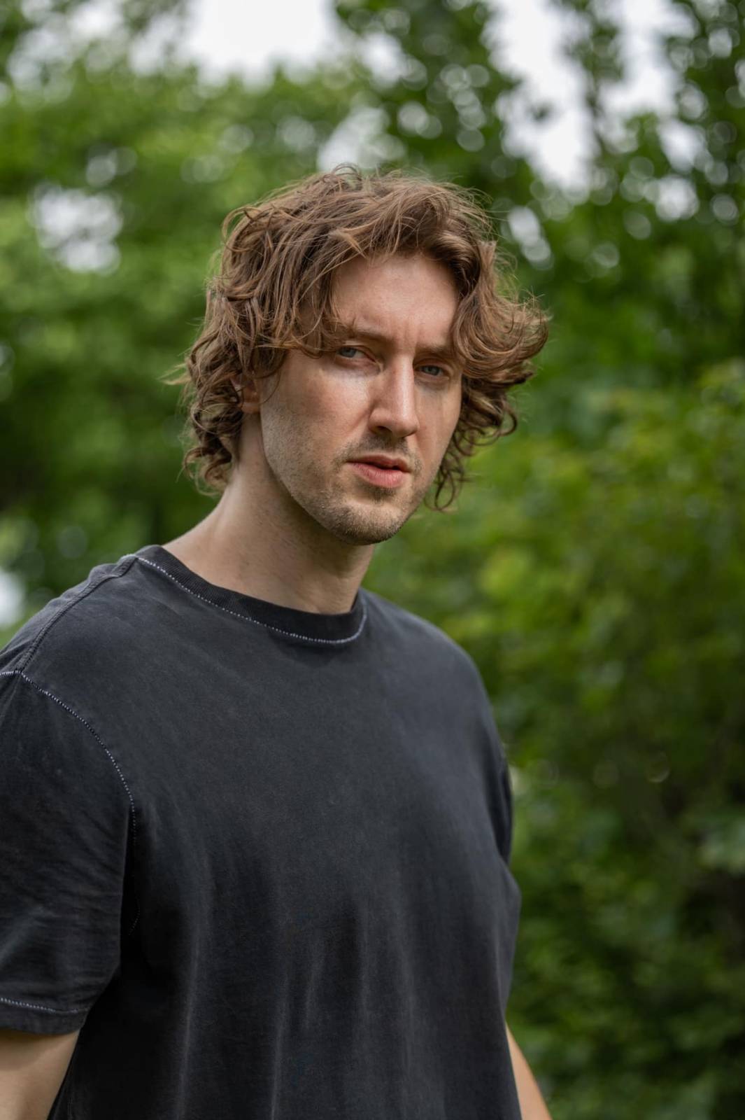 LIVE: Charismatický Dean Lewis vyprodal pražské Roxy, fanynky z něj šílely