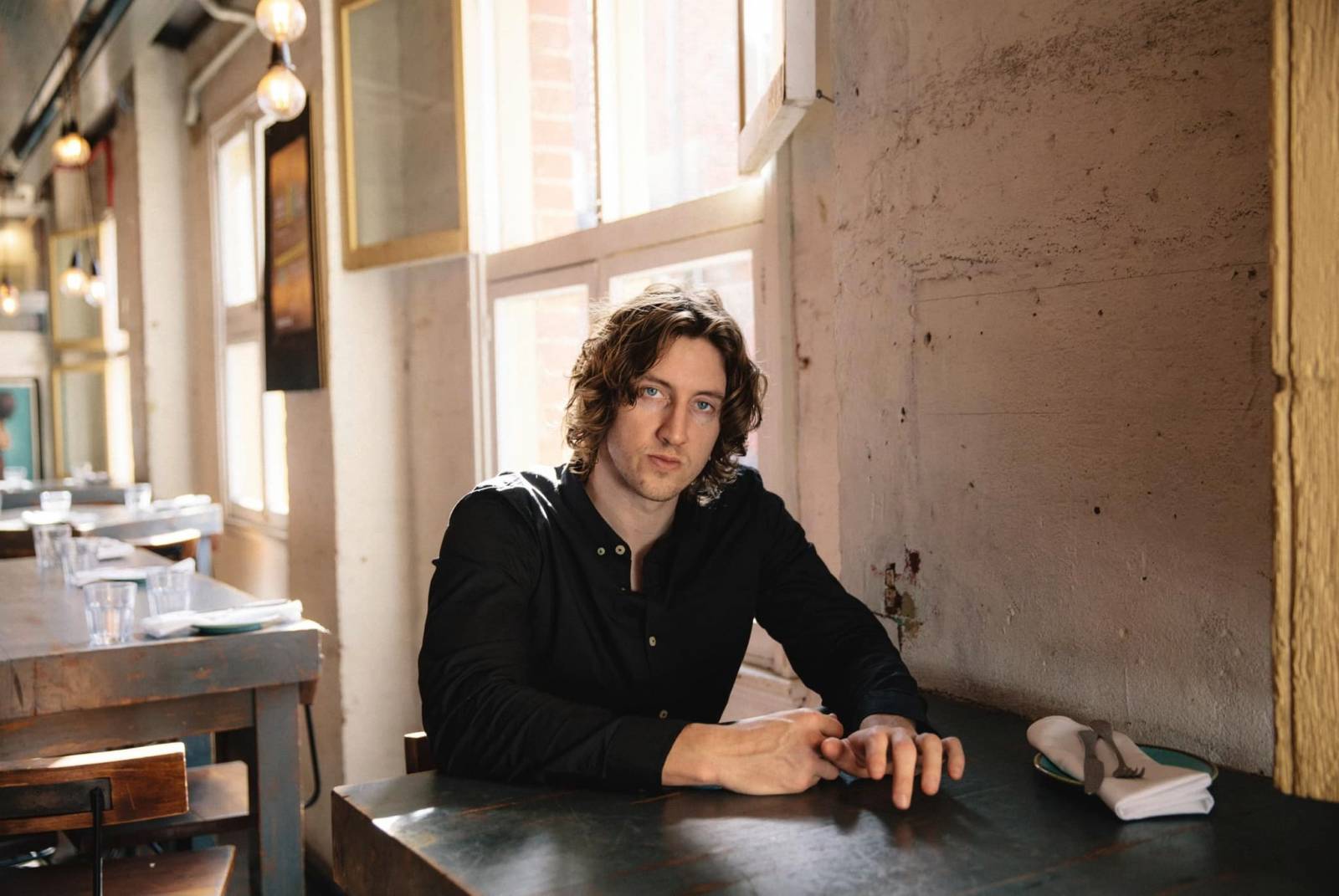 LIVE: Charismatický Dean Lewis vyprodal pražské Roxy, fanynky z něj šílely