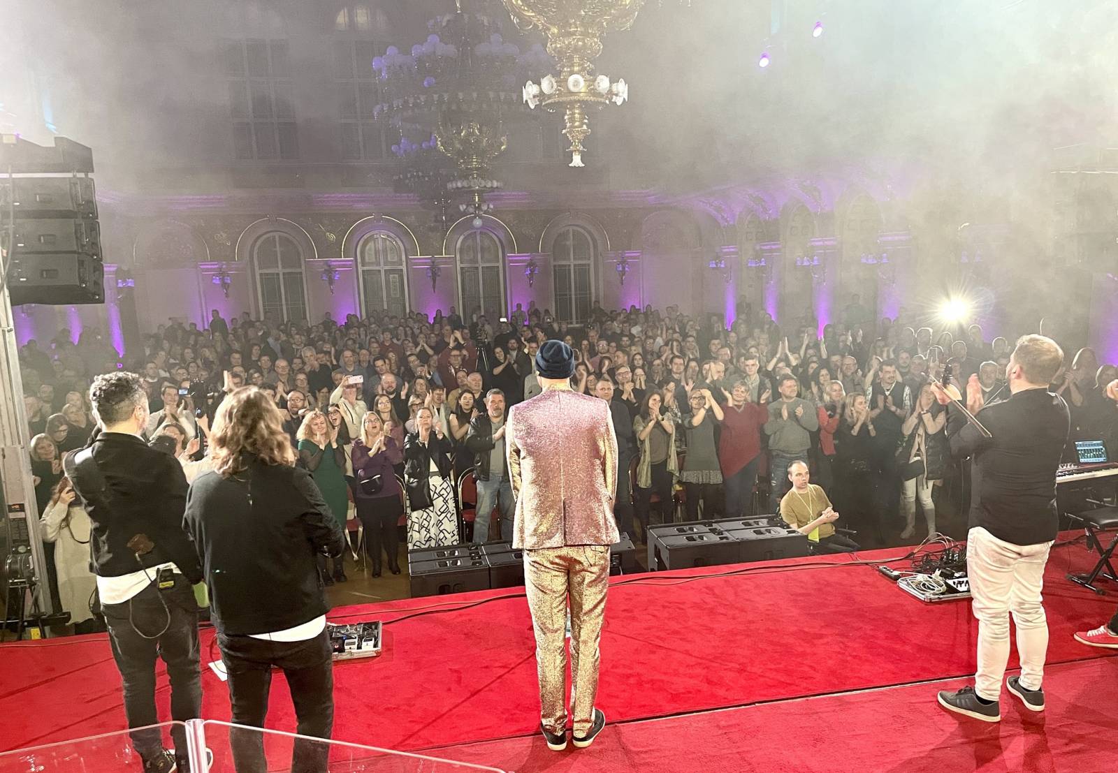 LIVE: O5 a Radeček se smyčcovým kvartetem představili valentýnskou show v pražském Paláci Žofín, příliš však nepřesvědčili