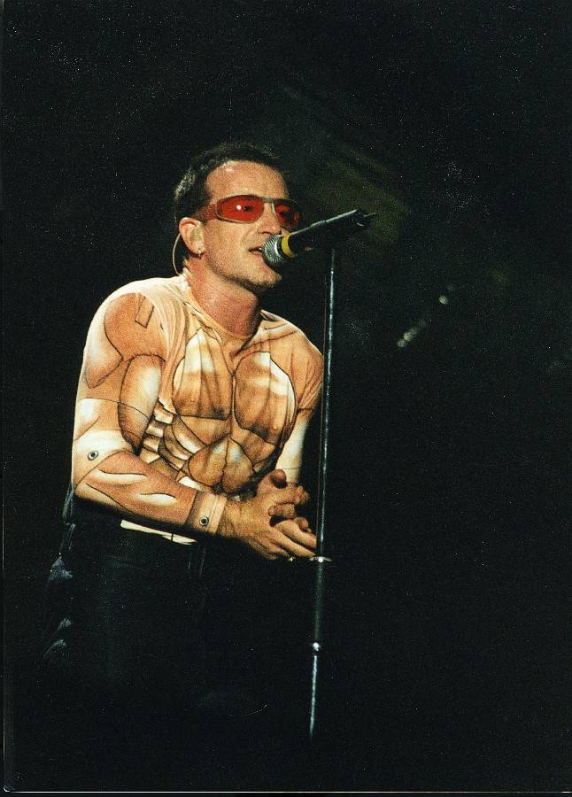 RETRO 90s | LIVE: U2 dorazili do Prahy, jejich fanoušci mohli nakupovat zážitky ve spektakulárním hypermarketu PopMart