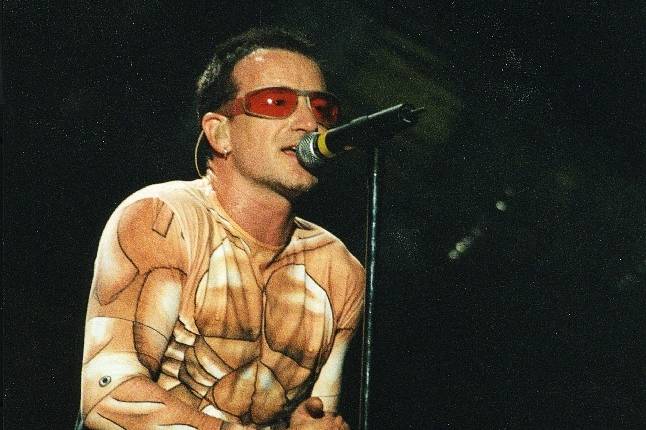 RETRO 90s | LIVE: U2 dorazili do Prahy, jejich fanoušci mohli nakupovat zážitky ve spektakulárním hypermarketu PopMart