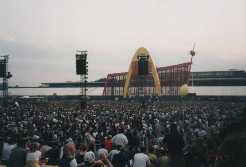 RETRO 90s | LIVE: U2 dorazili do Prahy, jejich fanoušci mohli nakupovat zážitky ve spektakulárním hypermarketu PopMart