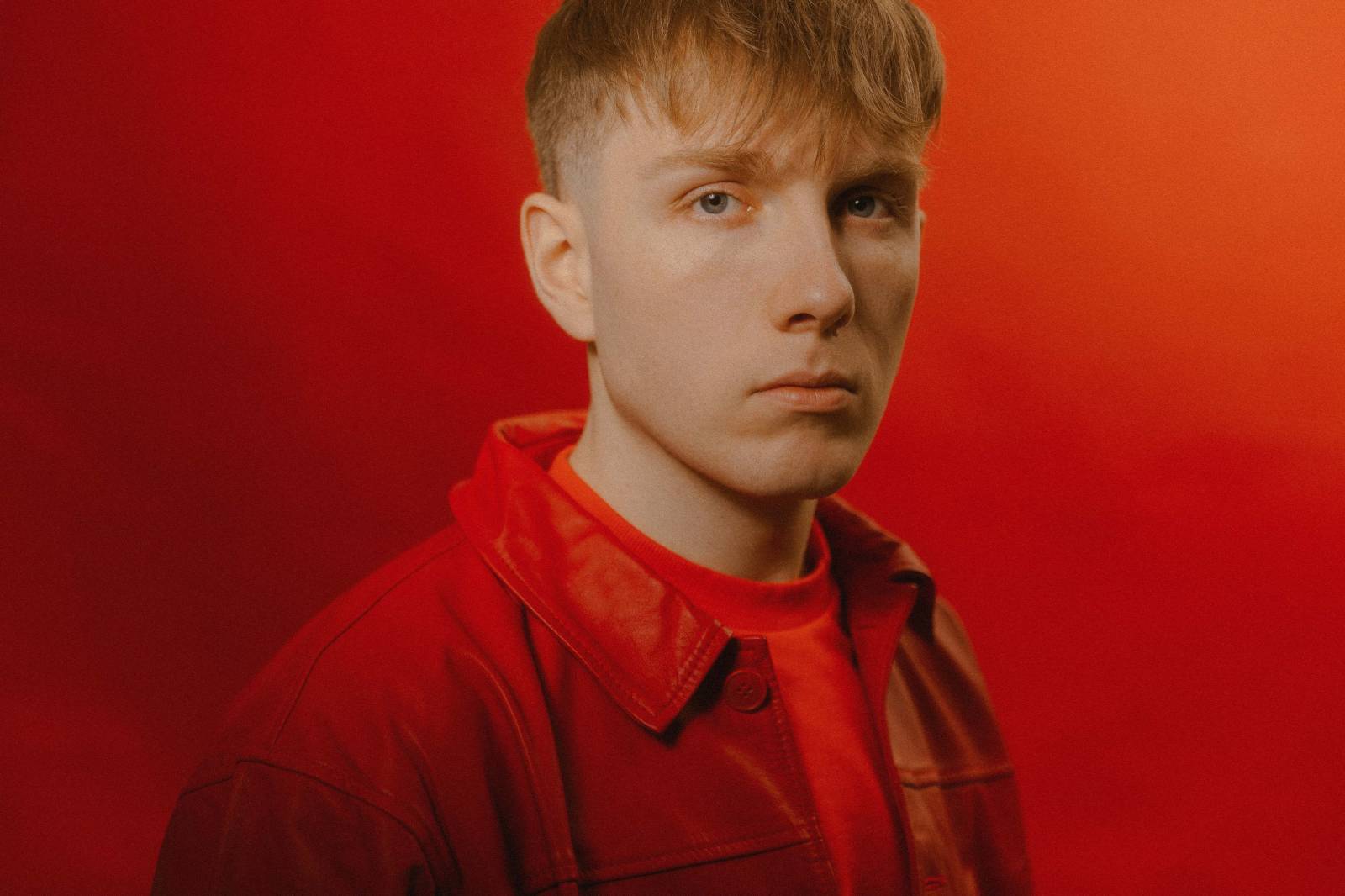 TOP 7 videoklipů týdne: Marpo se vymyká dosavadní tvorbě, Bára Poláková rozjíždí retro mejdan a Trocha Klidu odkládá vážná témata