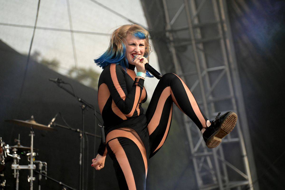 LIVE: Jamiroquai unikli dešti, Aurora přinesla křehké, procítěné písně