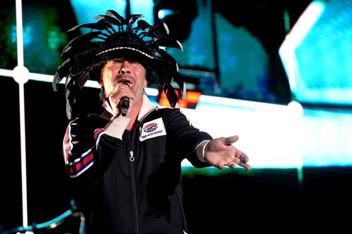 LIVE: Jamiroquai unikli dešti, Aurora přinesla křehké, procítěné písně