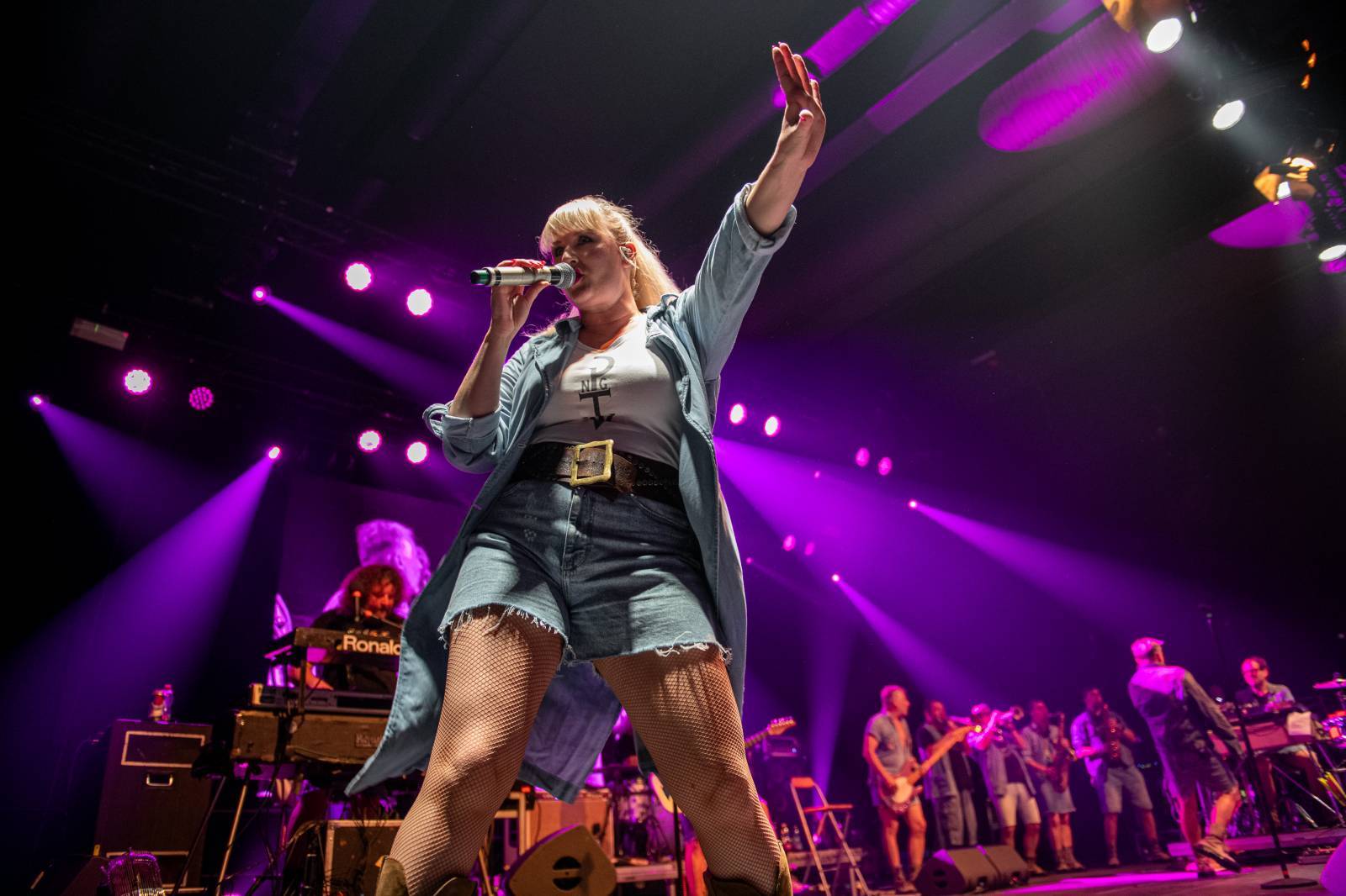 LIVE: Jamiroquai unikli dešti, Aurora přinesla křehké, procítěné písně