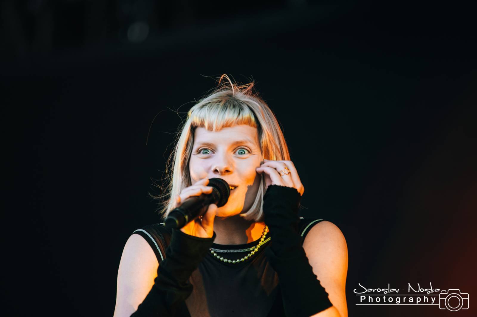 LIVE: Jamiroquai unikli dešti, Aurora přinesla křehké, procítěné písně