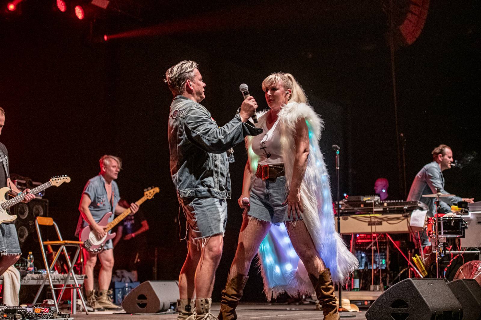 LIVE: Jamiroquai unikli dešti, Aurora přinesla křehké, procítěné písně