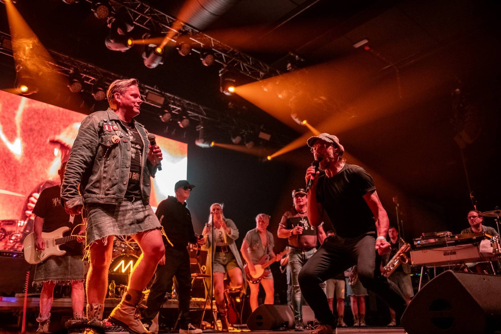 LIVE: Jamiroquai unikli dešti, Aurora přinesla křehké, procítěné písně