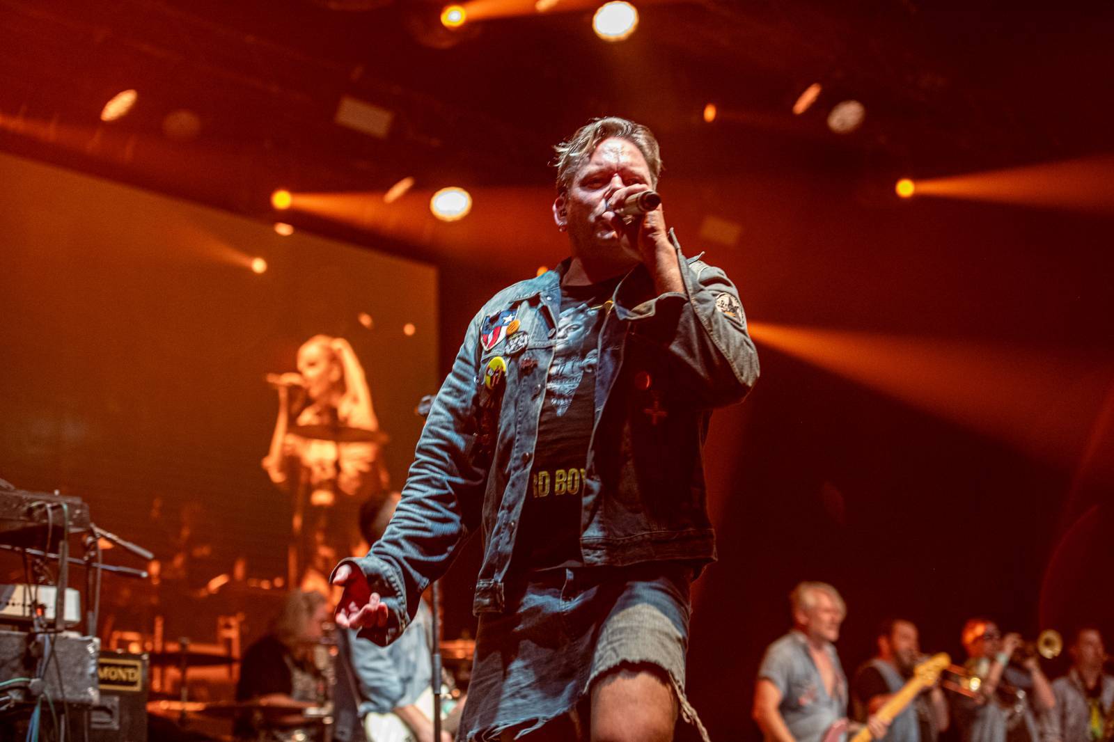 LIVE: Jamiroquai unikli dešti, Aurora přinesla křehké, procítěné písně